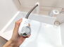 アーバン石坂 【同仕様写真】リフトアップ機能と着脱可能なシャワーヘッド付きのシングルレバーシャワー水栓です。整水・シャワーの切り替えも行えますので用途に合わせて使い分けてください。
