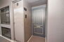高師浜パーク・ホームズ ドアの開閉時に通行の妨げになりにくく、プライバシーを保ちやすいアルコーブを設けた玄関。