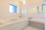 カルティア東海通 窓のある開放的な浴室は大型の１６２０サイズとなっております。ゆったりとお寛ぎください。