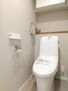 プランヴェール新川崎 清潔で快適な温水洗浄機能付トイレです。上には吊り棚を設置しており、日用品を収納できます。 