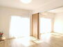 パレ・ドール久喜ＩＩ 洋室との間仕切りを開けるとより広々とした空間が広がります。 