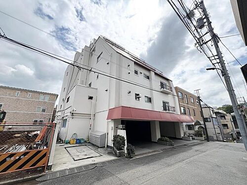 東京都港区南青山４丁目 6階建