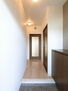 ＡＫドリーム橋本 白と茶のコントラストが美しい、明るく清潔感のある玄関ホール。
