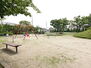 ラドーニタワー美和 木田郷西公園　公園内には遊具はもちろんウオーキング用に舗装された道もあり、小さなお子様からご年配の方にまで愛される地域の公園です。 400m