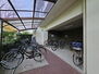 コスモ・ザ・パークスイースト１ 屋根付きの駐輪場で自転車が雨に濡れず安心！