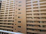 新大阪グランドハイツ　　２号棟 目の前にマンションはありますが、距離があるので陽当りは遮られません！