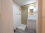 第一シャトー八戸の里 洗濯機を配置しても十分なスペースを確保した設計の洗面室！