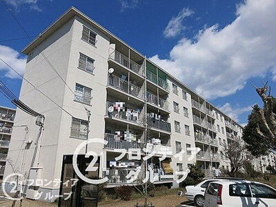 神陵台東住宅 57号棟 中古マンション 開放感あふれるマンション外観は、明るい印象を与え、住む人に心地よい空間を提供します。自然光を取り入れたデザインが魅力で、日々の生活を豊かにします