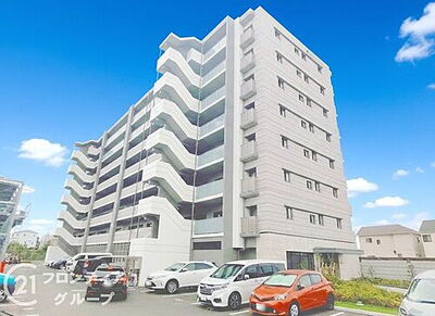 アルファスマート明石東野町 高級感漂うマンション外観は、住む人に誇りを与える空間で、日々の生活を豊かにします。上質な素材を使用したデザインが魅力で、住む人に特別なひとときを提供します