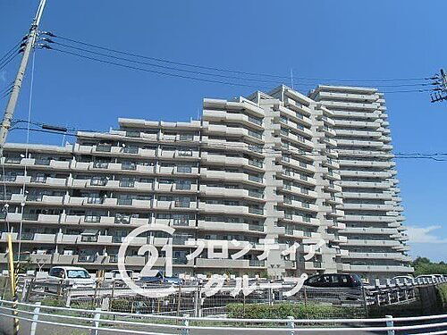 ネクステージ西神中央B棟  中古マンション 機能性とデザイン性を兼ね備えた外観です。高層階からの眺望が楽しめる設計で、開放感があります。