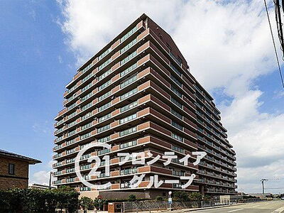 グランプレステージ明石西2 中古マンション 機能性とデザイン性を兼ね備えたマンション外観は、住む人に快適な生活を提供します。スタイリッシュなデザインが魅力で、日々の生活に彩りを添えます