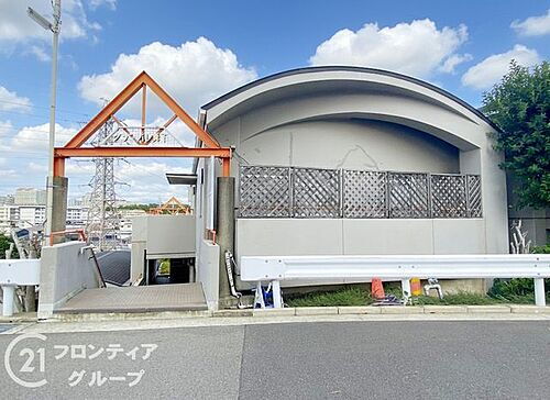 グラン・パレ舞子 中古マンション シンプルで洗練されたマンション外観は、住む人のセンスを引き立て、落ち着いた雰囲気を提供します。都会的なデザインが魅力で、住む人に誇りを与える空間です