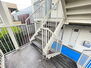 コープ野村祐天寺 共用部の階段です。明るく清潔に管理されています。