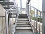 ローズハイツ田町 共用部の階段です。明るく清潔に管理されています。