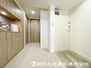 新多摩川ハイム５号棟 広い玄関はお家に高級感と開放感を演出します。