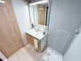 六番町スワローハイツ ■三面鏡にハンドシャワー付き、使いやすい洗面台