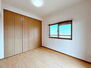 サンマンションアトレ高畑 ■充分な広さの収納を備え、採光良好な洋室は、快適空間。