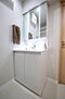 関屋ハイツ 三面鏡にハンドシャワー付き。使いやすい洗面台。