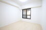 サーパス西大畑Ａ棟 洋室約5.5帖（1） クロスは白を基調にしており、広さを感じられます。