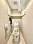 サンライフ新小岩親水公園 【トイレ】　収納スペースをしっかりと確保した温水洗浄便座機能付きトイレ。温水洗浄便座は清潔にお使いいただくための大切なアイテムです。