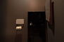 ソルシェ月島 トイレ：タンクレスですっきりと見え、生活感を感じさせない配慮された照度に保たれた空間です。