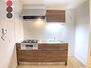 北千住ダイカンプラザ 木目調のモダンなデザインのシステムキッチン。冷蔵庫はシンクの横のスペースへ♪
