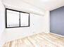 オークラハイム奈良青山 家具のレイアウトがしやすい腰高窓の洋室です。