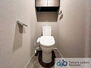 レーベン神明町ＴＨＥ　ＣＨＯＲＤ ウォシュレット機能付きのトイレ。ペーパーホルダーやタオル掛けは標準装備しています。また、上部には吊戸棚があるので、トイレットペーパーのストックや清掃道具等を収納するのに便利です。