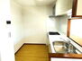 ライオンズガーデン大曽根 白を基調にした清潔感のあるキッチンです。食器棚を置くスペースも充分あります。