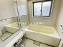 ファミリアーレ城北 大きな鏡と大きな窓が特徴的な清潔感のある浴室です。