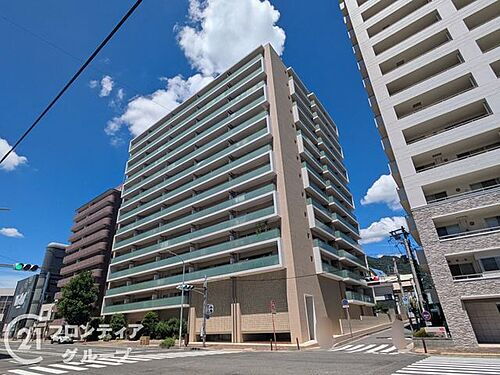 ランズ王子公園　中古マンション 高級感漂うマンション外観は、住む人に誇りを与える空間で、日々の生活を豊かにします。上質な素材を使用したデザインが魅力で、住む人に特別なひとときを提供します