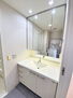 サーパスシティ守谷 カウンタートップから天井まで配置された大きな鏡を備えた洗面台です。