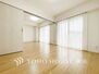 エヴァーグリーン横浜三ツ沢 リビングに隣接した洋室。開け放してリビングと一体化してお使いいただくのもいいですね。