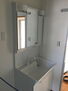 岩成台西第２住宅　６０３号棟 ワイドな鏡を備えた洗面化粧台(2024年03月撮影)