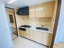 エステスクエア武蔵藤沢２弐番館 壁付のキッチンは上部に収納が作りやすいのがメリット。空間を有効活用したすっきりとしたデザイン。 