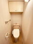 エステスクエア武蔵藤沢２弐番館 ウォシュレット機能付きのトイレ。収納もあり実用性も兼ね備えた造り。 