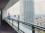 コンシェリア西新宿　ＴＯＷＥＲ｀Ｓ　ＷＥＳＴ 高層階ならではの抜けた眺望が魅力です。読書やティータイム等も楽しめる、広々としたバルコニーです。