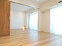 プランヴェール新川崎 洋室との間仕切りを開けるとより広々とした空間が広がります。 