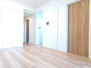 フェイムフロンテージ高田馬場 白と木目を基調とした暖かみのある明るいお部屋です。どんな家具とも合わせられます。 
