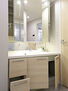 グランスイートブルー　ベイフロントタワー 白と木目を基調とした清潔感のあるパウダールームです。鏡裏には歯ブラシや化粧品も収納できます。 