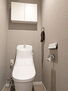 コンド猿江２号館 清潔で快適な温水洗浄機能付トイレです。上には吊り棚を設置しており、日用品を収納できます。 