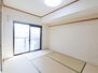 ＡＫドリーム橋本 主寝室のゆとりある空間。収納スペースも確保し、利便性ある空間。