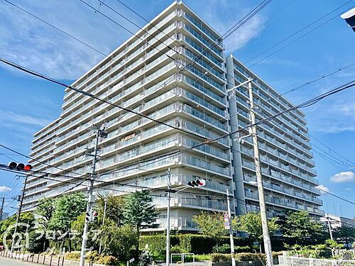 ルネ旭公園 中古マンション シンプルで洗練されたマンション外観は、住む人のセンスを引き立て、落ち着いた雰囲気を提供します。