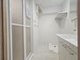 朝日プラザ門真 ホワイトカラーでコーディネートした洗面室は明るく清潔感のある空間ですよ！