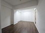 新大阪グランドハイツ　　２号棟 洋室6帖：収納充実ですっきりと整頓されたお部屋作りが可能です！