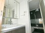 プレジール高津 ワイドサイズで収納も豊富な3面鏡付きの洗面台。忙しい準備の時間も快適に行えますね。