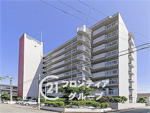 サニーハウス明石 中古マンション 緑が多く落ち着いた雰囲気があり、マンションと周辺の雰囲気が調和されて住み心地が良さそうです。