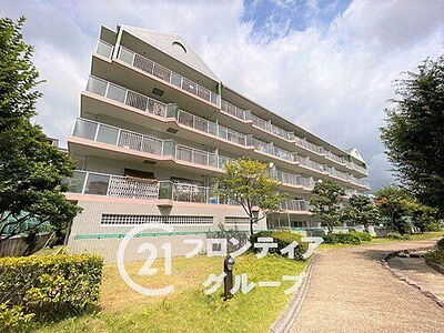 ヴィオス西神2番館 中古マンション 緑が多く落ち着いた雰囲気があり、マンションと周辺の雰囲気が調和されて住み心地が良さそうです。