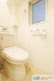 ハイネス成増 ウォシュレット機能付きのトイレは壁掛けリモコンの上位グレードを採用。便座がスッキリした印象となり、限られた空間を広く見せる効果があります。