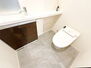 ダイアパレス浦和岸町 ウォシュレット機能付きのトイレは壁掛けリモコンの上位グレードを採用。便座がスッキリした印象となり、限られた空間を広く見せる効果があります。